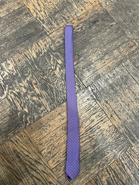 Men’s pink and blue tie